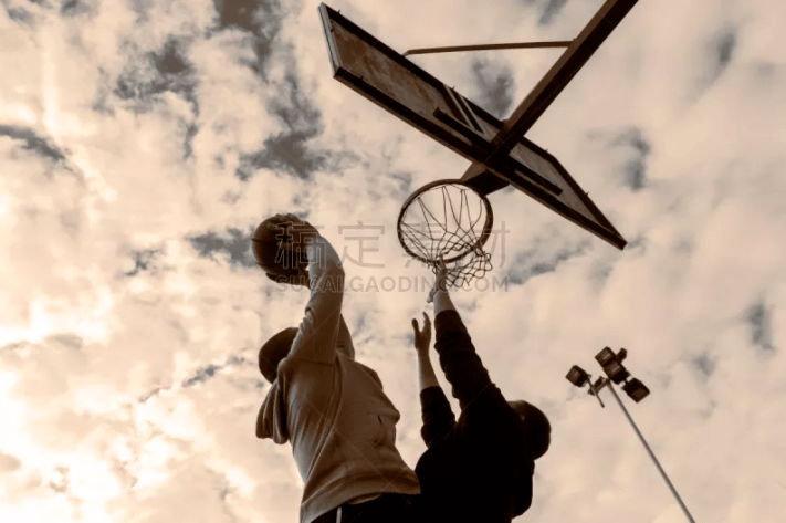 火箭以117：98大胜太阳，杜兰特28分，阿门31分，史密斯16分，全队十胜五负，西部第三。